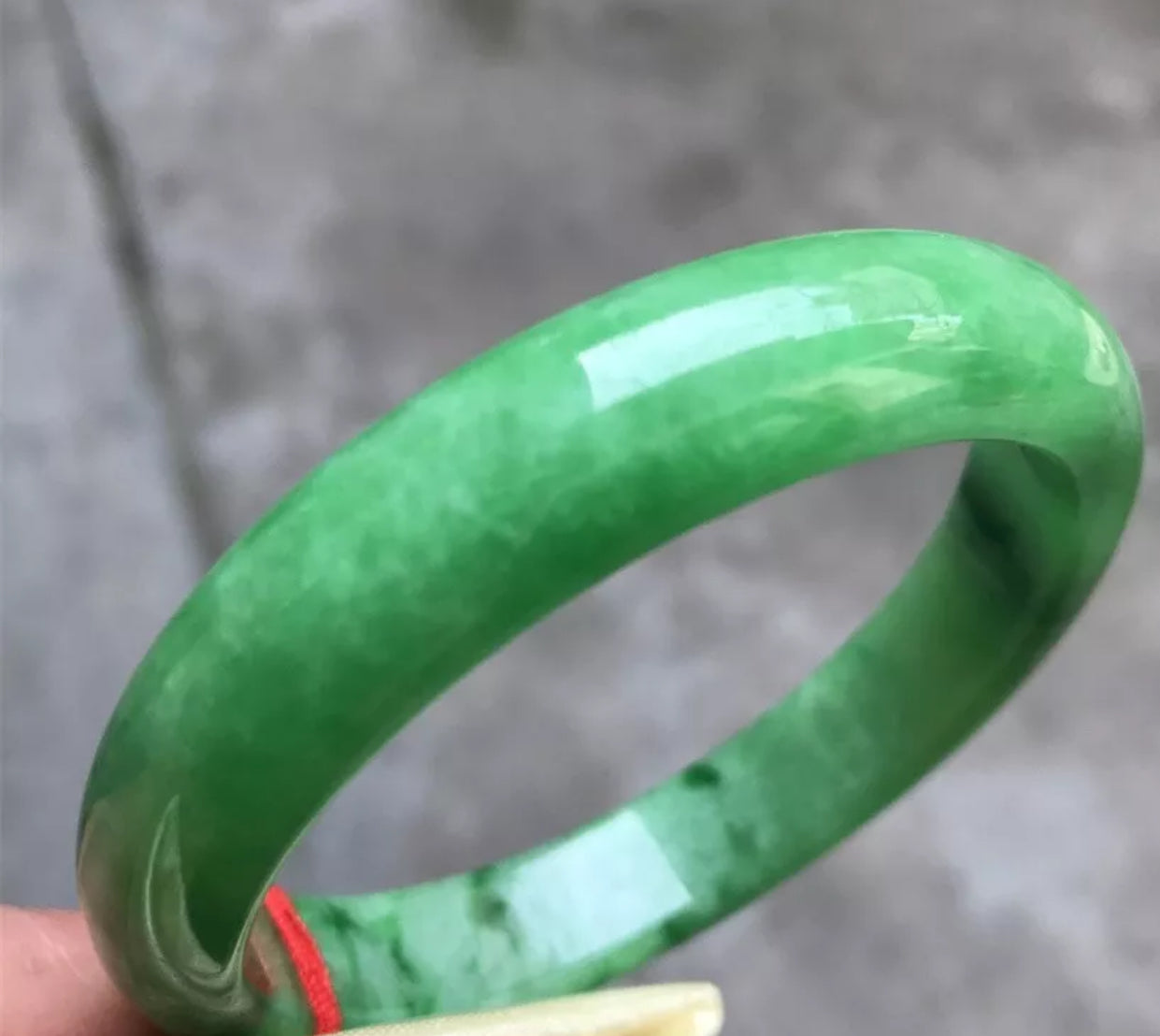 VINTAGE Medium Jadeite Green Jade Bangle Size 59mm Emerald Green D641 - JazzyJewelbyAmina 