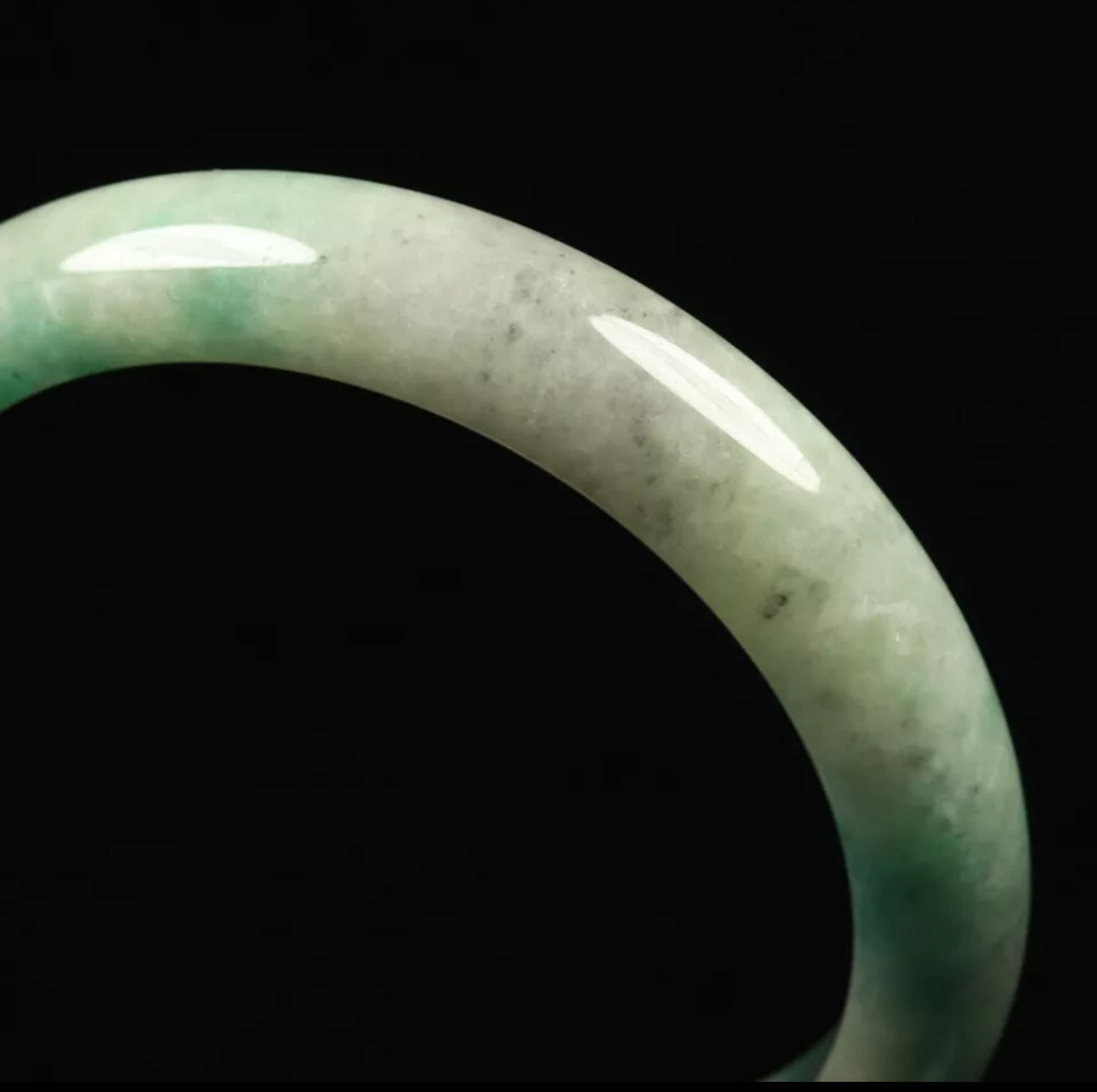 VINTAGE Small Jadeite Green/White Jade Bangle Size 56mm O581 - JazzyJewelbyAmina 