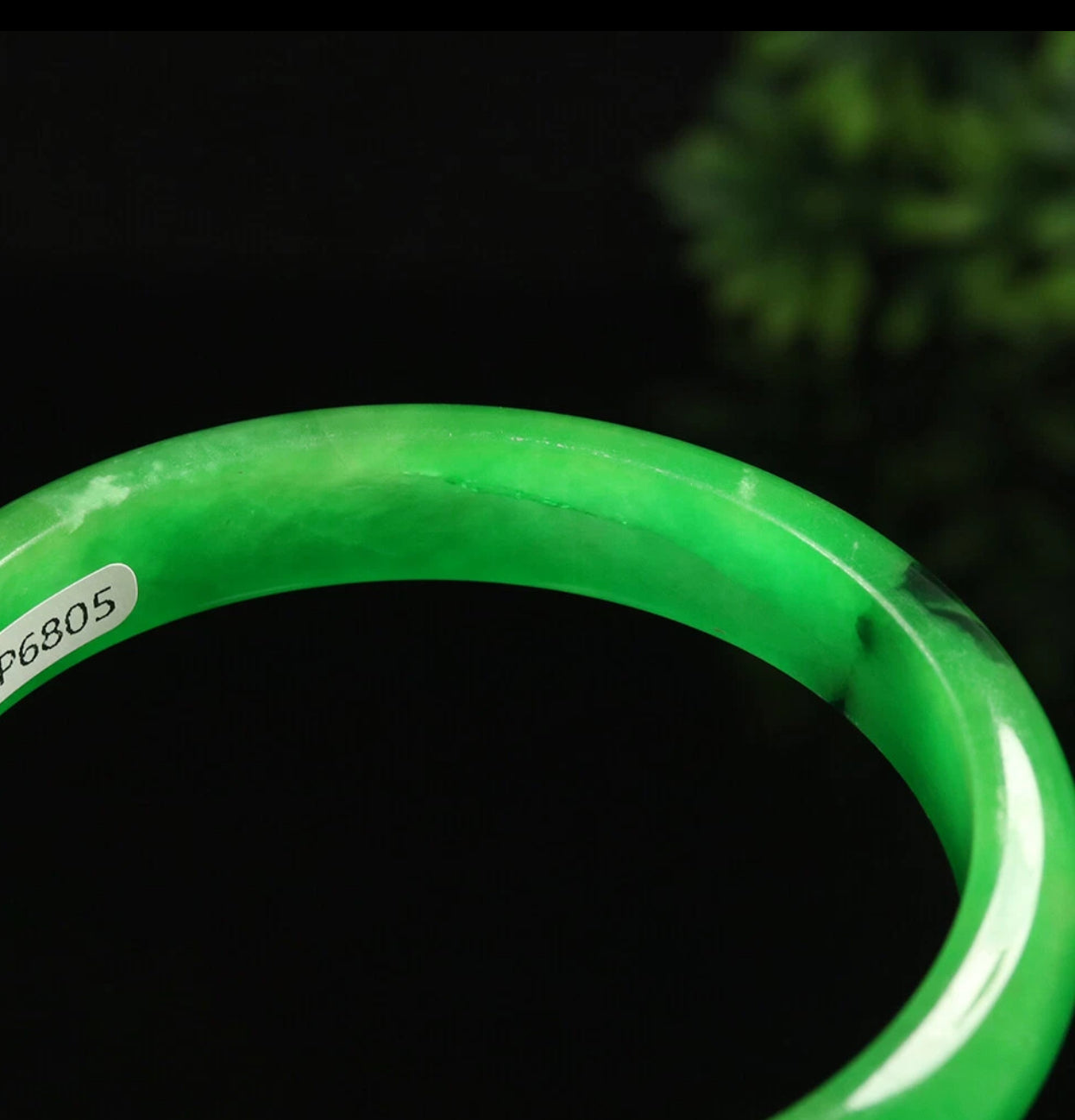 VINTAGE Large Jadeite Green Jade Bangle Size 62.5 mm Emerald Green w/ Hint of Black! A663 - JazzyJewelbyAmina 