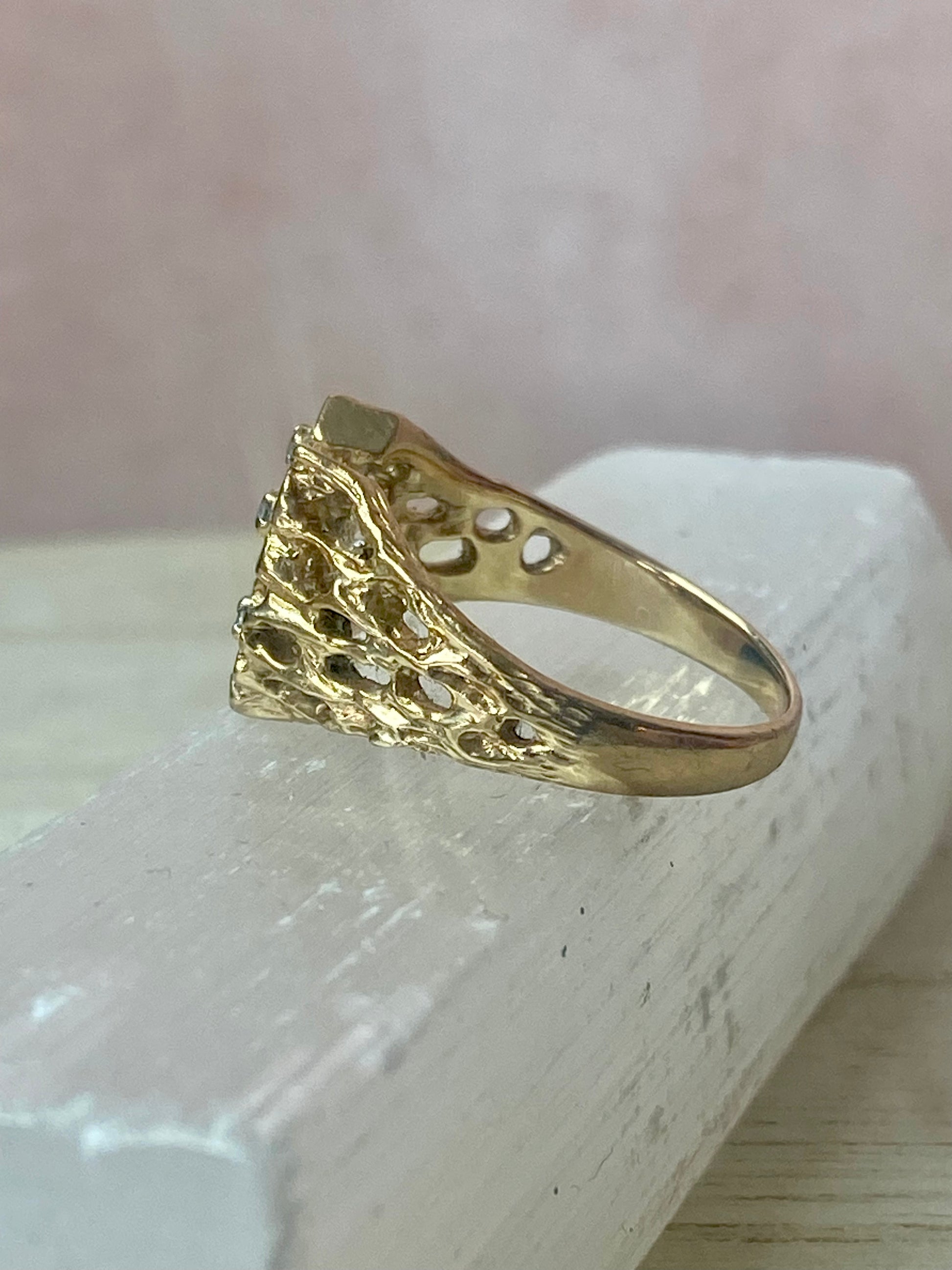 VINTAGE 14k Gold (marked) Diamond Horseshoe Nugget Ring Size 9 - JazzyJewelbyAmina 